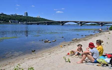 _kiyiv_simya_na_berezi_ditina_v_pisku_ribalki_dali_dnipro_mist_metro_gettyimages_1241691927_b031174323c5bb2925053e41b38_12.06.26
