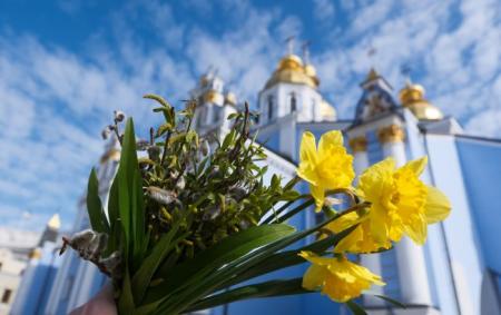 _nedilya_buket_z_kvitami_na_tli_hrama_blakitne_nebo_bili_hmarki_pogoda_vesna__ver_04.04.26