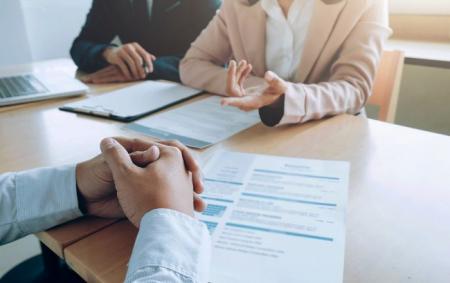 _orenda_troe_za_stolom_paperi_ruki_rieltor_yuristy_freepik_e94884b2bc57a121a39b1835f75372f0_650x410_10.02.26