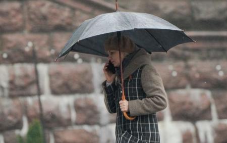 _parasolka_holodno_zhinka_u_palto_stina_z_kameniv_zeleniy_shmat_roslini__foto__igor_ku_25.02.26