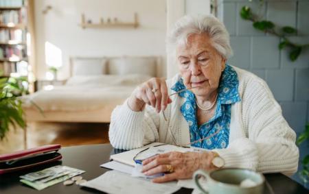 _pensionerka_rahunok_komunalka___groshi__pensiya____gettyimages_2004975067_dcfb246faa5c8bb405c6_13.06.26