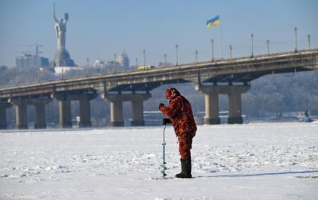 _snig_lid_kriga_ribalka_kiyiv_dnipro_sontsya_moroz_gettyimages_2255898628_866c1_23.02.26