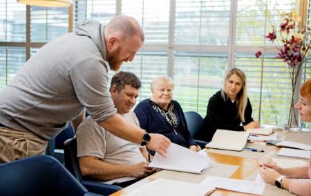 _spivbesida_cholovik_z_borodoyu_pensioner_moloda_divchina_ukr_bizhentsi_dzho_27.02.26