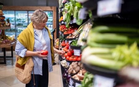 _supermarket_zhinka_ovochi_pomidor_produkti__gettyimages_2234905267_42b4206399ea70186c6470a369f_26.06.26