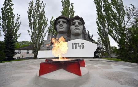 _svitova_den_peremogi_vichniy_vogon_pamyatnik_1945_oblichchya_soldativ_hatina_de_08.05.26