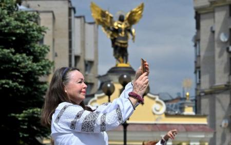 _teplo_zhinka_fotografue_vishivanka_selfi_kiyiv_maydan_arhangel_mihayil_gettyimages_2152619049_d4189f1e9dfe3b036aba05cb2b_25.06.26