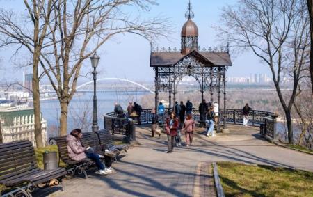 _vesna_kiyiv_altanka_vid_na_dnipro_bagato_lyudey__pogoda__vesna_foto_vitali_11.03.26