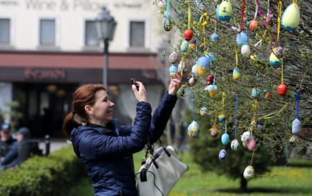 _vesna_krashanki_na_derevi_zhinka_fotografue_pisanki_velikden__pogoda_vesna_odes_11.04.26