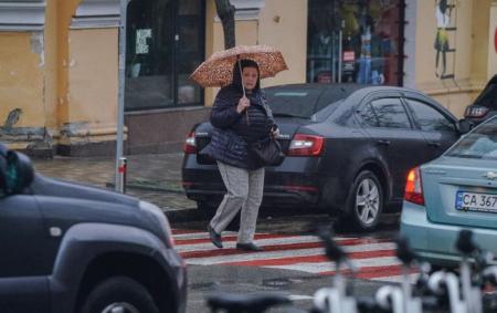 _vesna_osin_doshch_zhinka_na_pishohodnomu_perehodi_parasolka_kiyiv_igor_kuzn_199.03.26