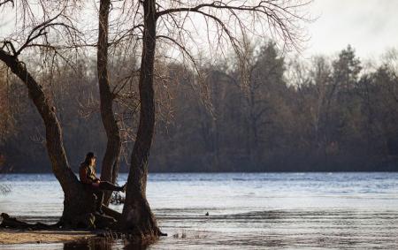 _vesna_osin_goli_dereva_visoka_voda_divchina_mizh_troma_derevami_sonechko_prosvic_10.03.26