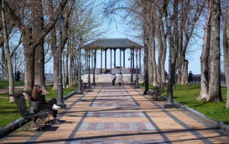 _vesna_park_altanka_bilya_volodimira_lyudi_gulyayut_goli_dereva_v_brunkah_zelena_t_17.03.26