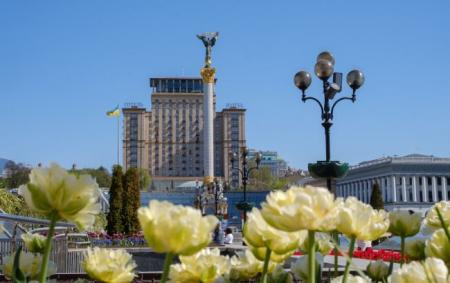 _vesna_tyulpani_blido_zhovti_mai__dan_stela_kiyiv_yansne_nebo_gotel_ukrayina_foto_vitalii___no_08.05.26