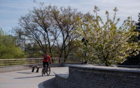 _vesna_velosipedist_ryukzak_chervona_kofta_istorich_muzey_na_tli_kii__v_foto_vitalii___no_25.04.26