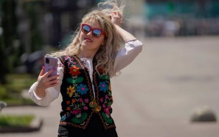 _vesna_vishivanka_zhinka_bezrukavka_okulyari_foto_selfi__pogoda_sontse__vesna_kiyiv__13.034.26