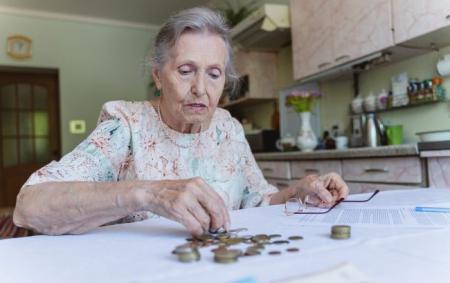 _viplati_pensiya_pensionerka_komunalni_poslugi_gettyimages_14333230_09.04.26