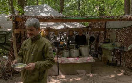 _viyskovi_obid_yizha_harchuvannya_sumska_oblast_gettyimages_2166286261_9_06.-4.26