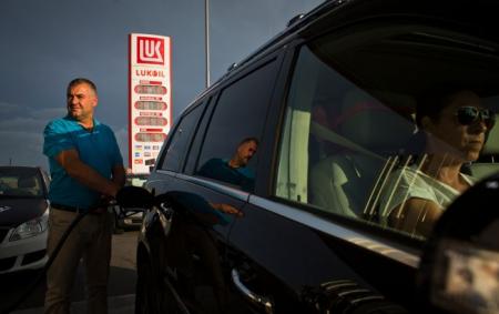 _zapravka_avto_lukoil_lukoyl__gettyimages_453515328_aefb451b423abb2a78bb47c028d_18.06.26