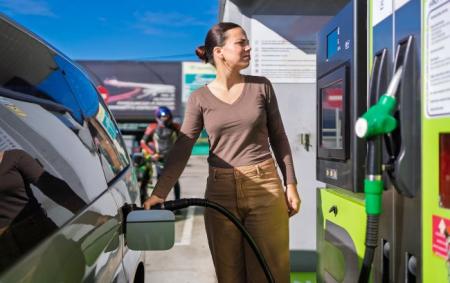 _zhinka_zapravka_avto_gettyimages_2184552922_04cec9ac6bf922_18.04.26