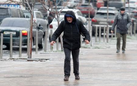 _zima_ozheleditsya_cholovik_na_trotuari_balansue_slizko_moroz_gettyimages_12_17.2.276
