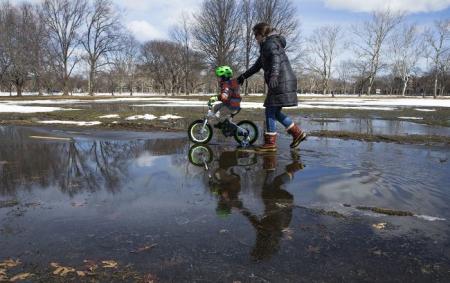 _zima_vesna_poteplinnya_kalyuzhi_zalishki_snigu_mama_z_ditinoyu_na_velosipedi__28.02.26