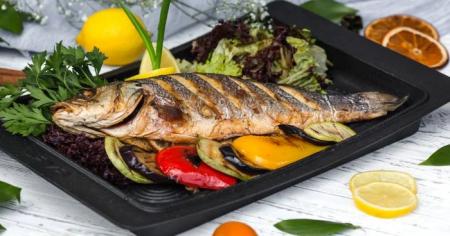 З чим у жодному разі не можна їсти рибу: цей продукт убиває її корисні властивості