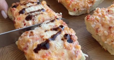 Рецепт гарячого багета з крабовою начинкою, який можна приготувати за 20 хвилин