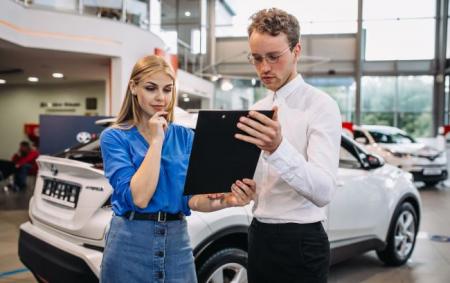 choosing_car_showroom_magnific_com_5343f41a68fa2d8babe2f596_24.06.26