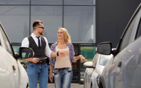 happy_customer_car_dealership_seller_freepik_bb9dc46215a4_12.05.26