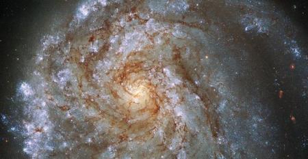 Телескоп Хаббл обнаружил удивительную деформированную галактику