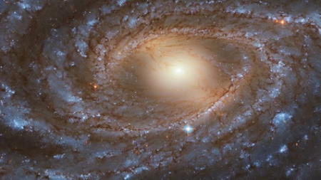 Hubble сфотографировал крупную спиральную галактику