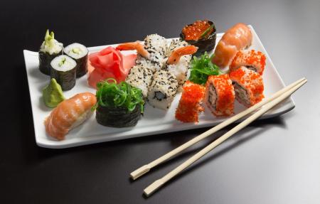 sushi-rolly-palochki-tarelka
