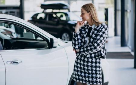 young_business_woman_choosing_car_451d99483e1d95c14_20.04.26