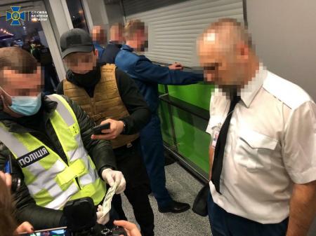СБУ затримала митників аеропорту Бориспіль за вимагання грошей у бізнесменів