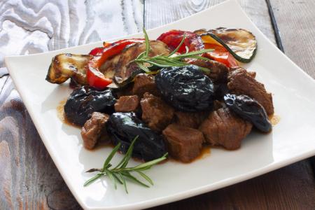 Мясо по-гречески с черносливом и корицей: пошаговый рецепт
