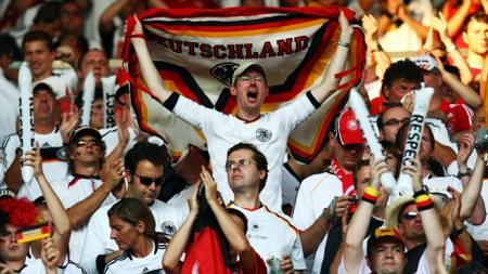 Фанатам Евро-2012 вручат буклеты с правилами поведения