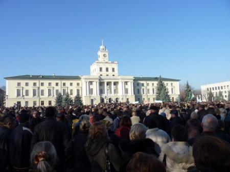 Когда в Хмельницком митингующие выбили дверь ОГА, губернатор бежал через черный ход