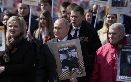 З опухлим обличчям та ковдрою на колінах: Путін на параді перемоги мав нездоровий вигляд