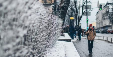 В Україну на вихідні йдуть снігопади та тумани: які області під 