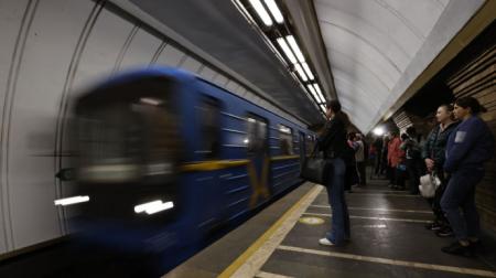 У Києві скорочують комендантську годину і продовжують роботу метро