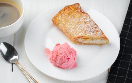 classic_shtrudel_dessert_with_ice_cream_on_white_plate_650x410_21.02.22