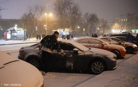 Завтра у Києві очікується сильний снігопад: містян закликають залишити авто вдома
