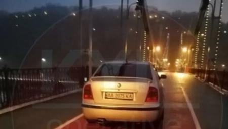 По пешеходному мосту в Киеве снова катался автомобиль