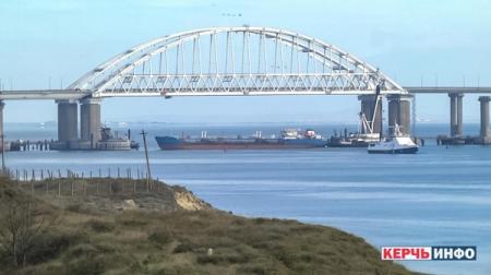 Керченский пролив для кораблей ВМС Украины перекрыл танкер
