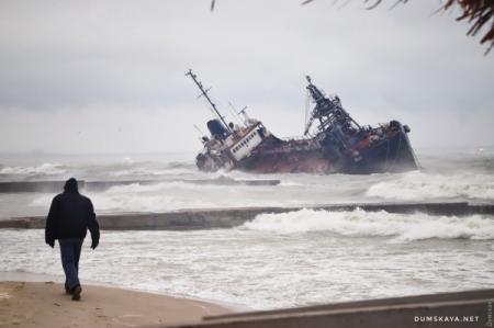 Команда тонущего танкера в Одессе отказалась от буксира, так как дорого 