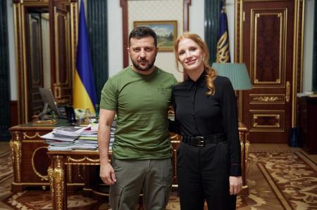 Голівудська акторка Джессіка Честейн відвідала Київ, Ірпінь та зустрілася із Зеленським
