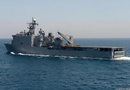 Десантный корабль США идет в Черное море