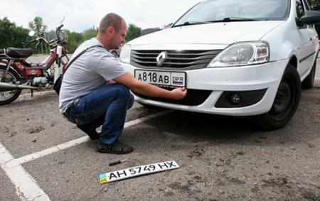 Росіяни під Маріуполем масово міняють автономери на українські, - радник мера