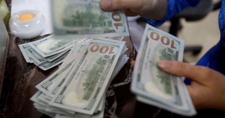 В столице кассир обменника ограбил девушку на 26 тысяч долларов и запер ее