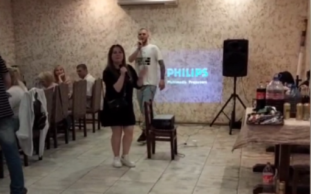 Пісні Лепса у київському кафе: дівчину виштовхали із закладу через зауваження адміністрації