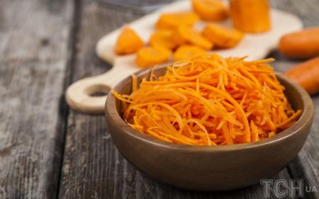 Салат зі свіжої моркви з плавленим сиром та часником: рецепт пікантної закуски